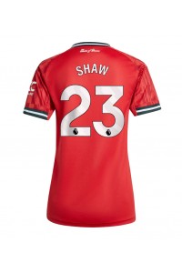 Manchester United Luke Shaw #23 Jalkapallovaatteet Naisten Kotipaita 2025-26 Lyhythihainen